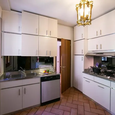 Апартаменты Sleeps 5 *